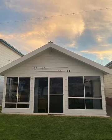 Family Friendly Shack with Bay Views Отели в г. Фишерман Бэй