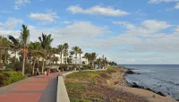 Very spacious bungalow with terrace, sea views, community pool and jacuzzi.