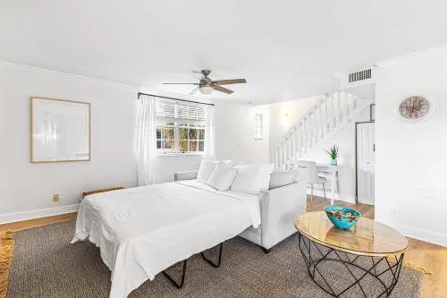 3 Queen Beds, 5 min Walk to the Beach - 70 inch Smart TV