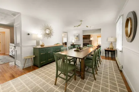 Glens Falls Boutique Stay, near skiing, Lake George, Saratoga, Pool! Отели рядом с достопримечательностью «Зона отдыха Герни Лейн»