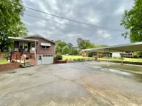 Discover Tranquility at Carolina Cottage - Cozy 2-Bedroom Retreat in Hickory, NC