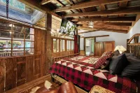 HOT Tub! Hiking, Pool Table, Rustic Getaway, Views, Relax, Pets