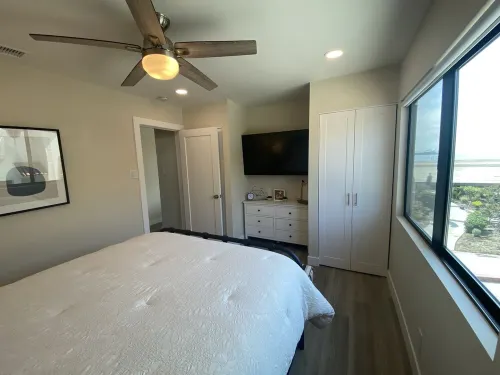 Fabulous private stand alone unit with amazing ocean views and private deck.