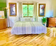 Chalet on Manistee River with amazing backyard pond. 5 minutes from Fife Lake.