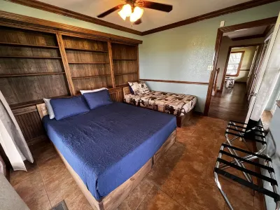 The Grassy Ridge House. Only 5 min from Rocker B Baseball Ranch! Sleeps up to 18