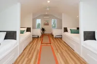 Cabana style vacation home, w/HOT TUB & easy stroll to beach, sleeps 16.
