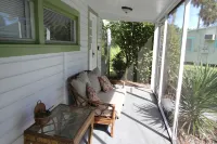 Cozy Cottage in St Lucie Village on the Indian River Lagoon with a 250 ft dock
