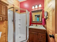 PRIVATE MOUNTAIN COUPLES GETAWAY. 16 MI TO ASHEVILLE. CREEK, HOT TUB, FIREPLACE