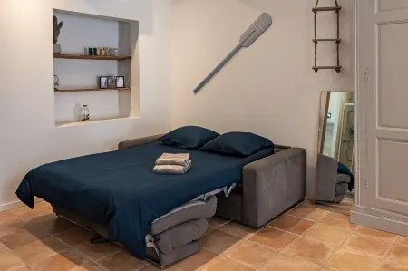 INGRES Large, very quiet studio in the heart of town.