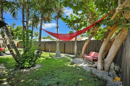 Pool house near the Beach. We’re pet-friendly! Отели рядом с достопримечательностью «Laguna Bay Nursery Inc»