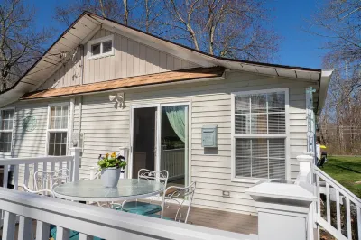 Charming Cottage by the Lake❤️ Hotel dekat Gay City State Park