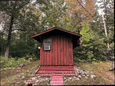 Secluded pet friendly cabin on 40 acres with frontage on the Kettle River Отели в г. Стерджен-Лейк