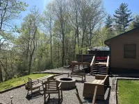 Wonderful cabin tucked in the woods /w Hot tub