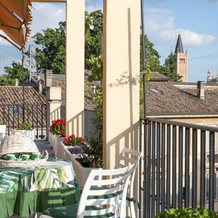 Large and bright penthouse in the heart of the city of Parma near the station