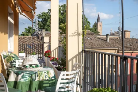 Large and bright penthouse in the heart of the city of Parma near the station