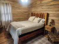 Downtown Cypress & Rock Cabin Hotel di Mammoth Spring