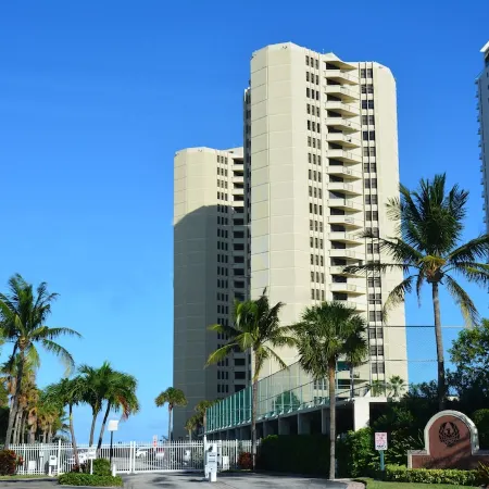 Phoenix Towers Condo on the Ocean with Private Beach, Pool and other Accessories