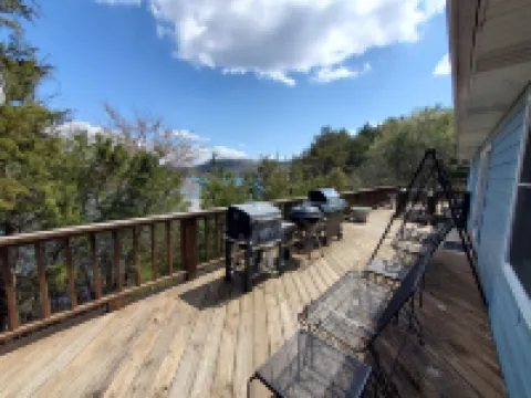 Owls Nest-Lakefront-Private Wooded Setting Sleeps 16