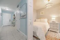Spacious apartment at LakeTown Wharf! Steps from the beach! Các khách sạn gần Student Breaks