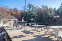 Cozy 1-bedroom condo in charming Flat Rock. Hotels in Flat Rock