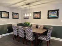 6,000 Sq.ft. 18 Guests, 7-Bed, 6-Bath, Pool, Spa, Outdoor Kitchen, Garden, WIFI.