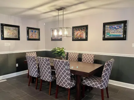 6,000 Sq.ft. 18 Guests, 7-Bed, 6-Bath, Pool, Spa, Outdoor Kitchen, Garden, WIFI.