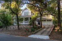 Cozy outdoor living - 10-minute walk to harbor village and ferry terminal.