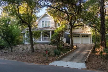 Cozy outdoor living - 10-minute walk to harbor village and ferry terminal.