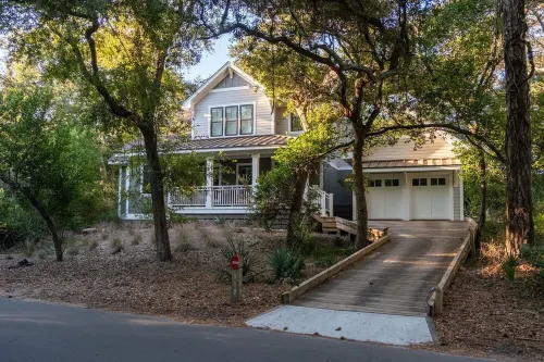 Cozy outdoor living - 10-minute walk to harbor village and ferry terminal.