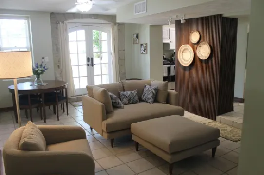 The Carriage House - Historic getaway in the heart of the city!