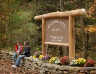 Romantic Get-away Cabin in the woods, w/Hottub next to coolest small town in USA
