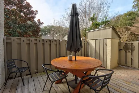 Beautiful 3 Bedroom Villa, a quick walk to the ocean!  Quiet and roomy! Отели рядом с Аэропорт Хилтон Хэд