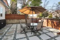 Stylish 2 BR house close to the beaches and L.A. city life!