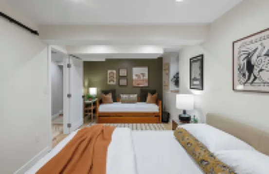 Relaxing Modern Basement Suite w/Private Entrance