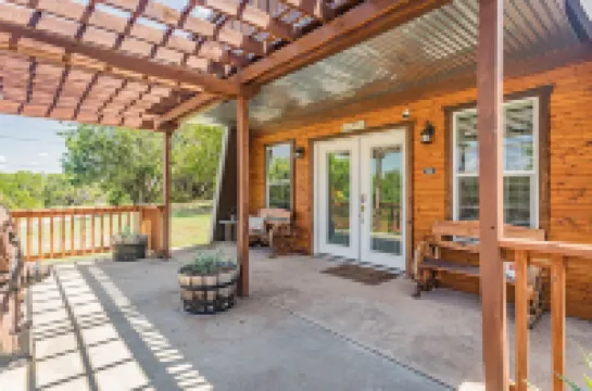 Lake Access / Pool / Private Patio / BBQ  / WiFi / Free Parking / Self Check-in