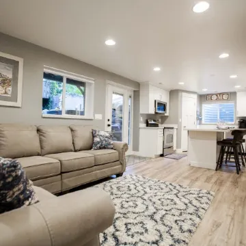 Vacation Bliss! Skier's Dream! Covered Hot Tub/Spa, Fire Pit, Mountain Views.