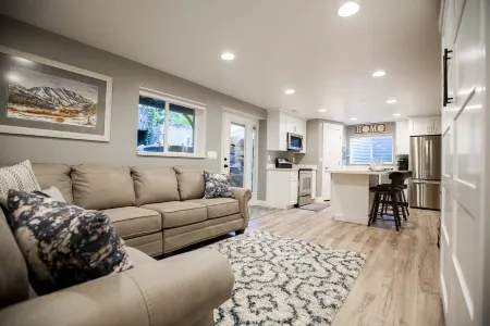 Vacation Bliss! Skier's Dream! Covered Hot Tub/Spa, Fire Pit, Mountain Views.