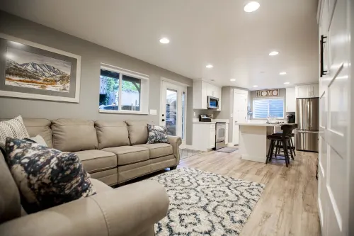 Vacation Bliss! Skier's Dream! Covered Hot Tub/Spa, Fire Pit, Mountain Views.