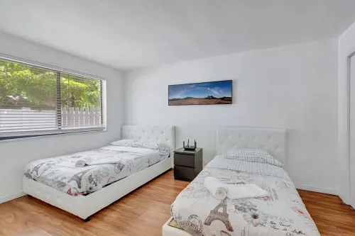 Spacious and Bright 2bed, washer/dryer, back yard