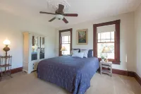 Historic Downtown House and Pool in Paso Robles Wine Country