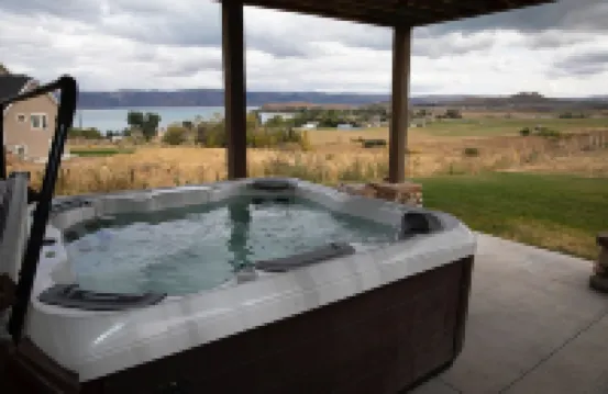 7 Bedrooms Lake/Mountain views, Hot Tub, Theater room. Great for all seasons