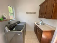 Lovely, bright house .4 miles from Main Street, private pool