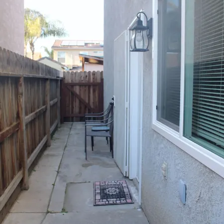 Spacious Modern Studio with a private entrance nearby Sequoia N Park