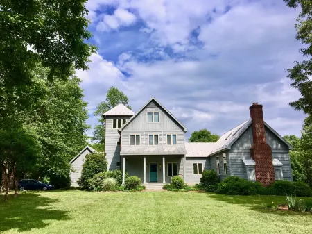 Spacious Modern farmhouse near CHO airport, weddings, wineries, national park!