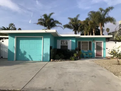 REMODELED  COTTAGE -BEST BACKYARD AREA IN PIERPONT! アイランド・クルーズ周辺のホテル