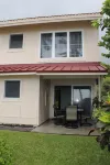 Steps Away from Black Sand Beach Hotel in zona White Sands Beach（La'aloa Bay）