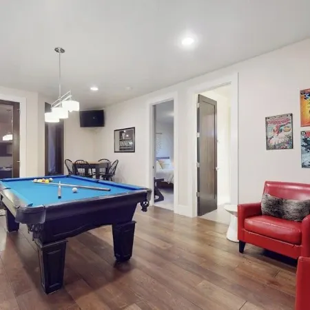 Modernist Mountain View Retreat in Old Mill!! Hot Tub!!!  Pool Table!!!