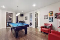 Modernist Mountain View Retreat in Old Mill!! Hot Tub!!!  Pool Table!!!