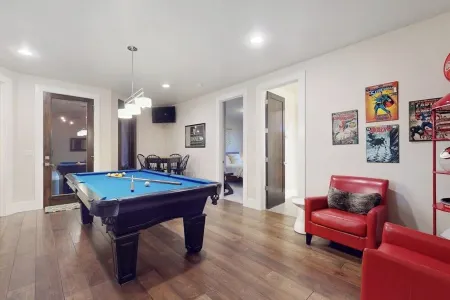 Modernist Mountain View Retreat in Old Mill!! Hot Tub!!! Pool Table!!!