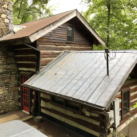 Quaint, Romantic Mountain Antique Log Cabin Near Asheville!